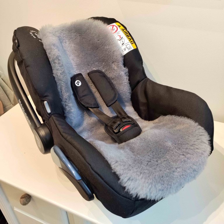 Waarom een schapenvacht in de Maxi-Cosi of autostoel een slimme keuze is.