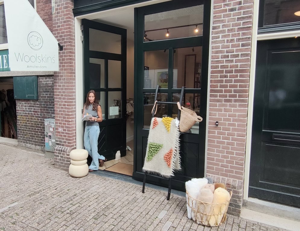 Een schapenvacht of een wollen babypakje: in de showroom van Woolskins kan je ze aanraken